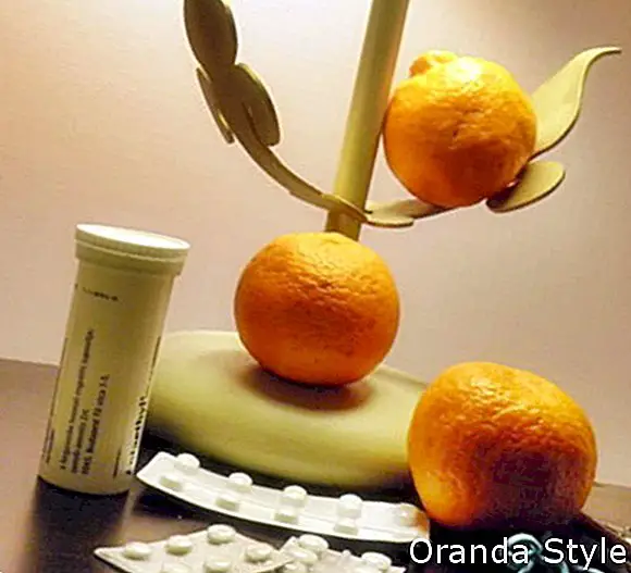 Medicamentos y naranjas sobre la mesa.