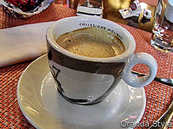 taza de café sobre la mesa en la cafetería