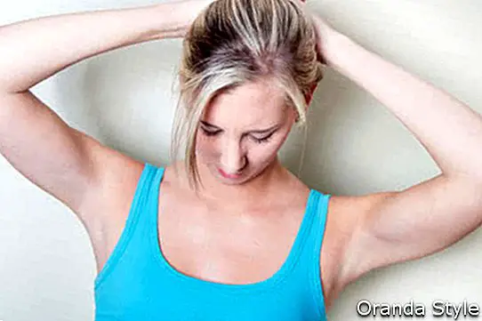 Mladá žena cvičit svaly na krku