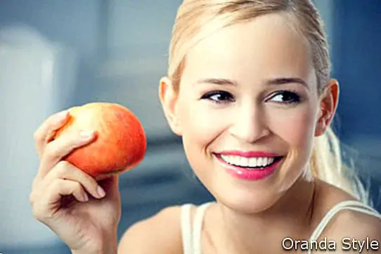 Ilus blond tüdruk õunaga 5