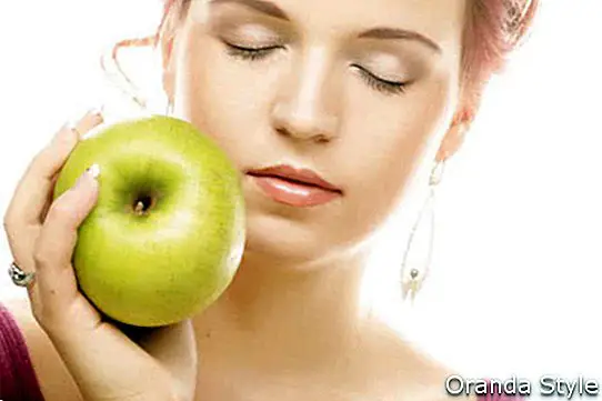 Jauna laiminga besišypsanti moteris su obuoliu