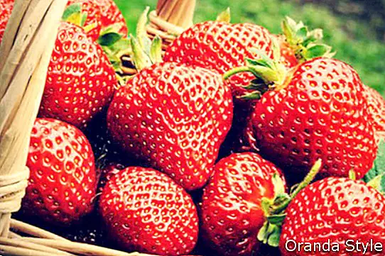 गार्डन में स्ट्रॉबेरी