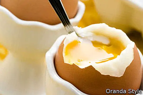 Bløtkokt egg i eggkoppen og serveres med ristet fingre