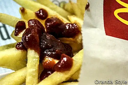 pommes frites med ketchup