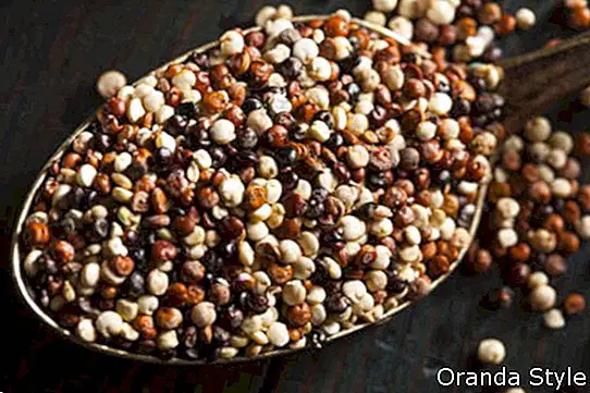 Organische bunte rohe Quinoa in einer Schüssel