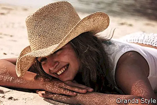 Foto de época de una mujer en la playa