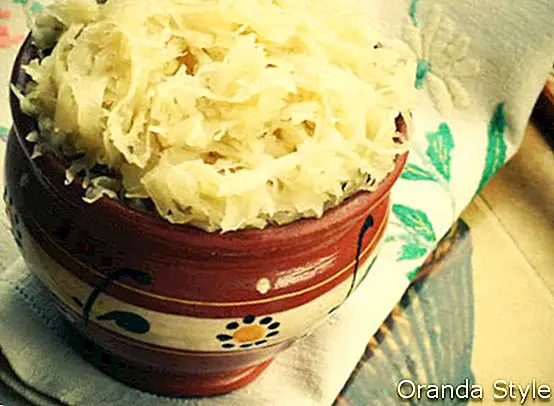 sauerkraut dalam mangkuk
