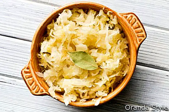 sauerkraut dalam mangkuk seramik