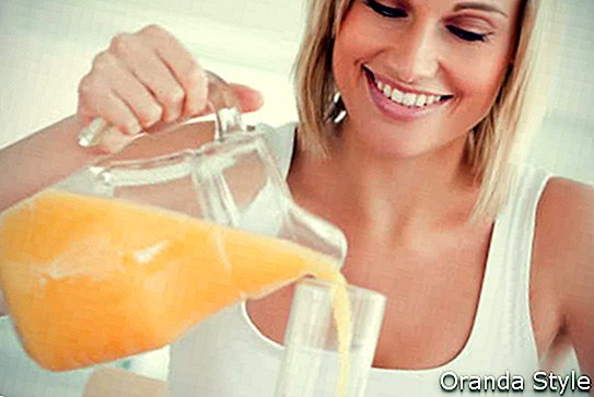 sklenici pomerančové šťávy