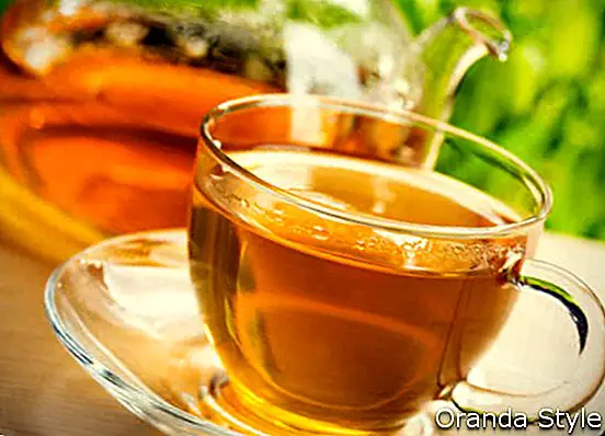 taza de vidrio de té verde