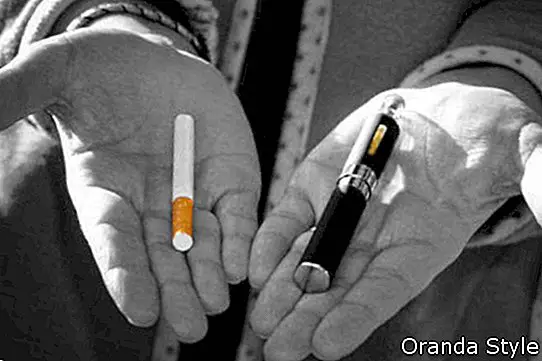 काले और सफेद असंतृप्त जिसमें सिगरेट के प्रकार को चुनने की अवधारणा है