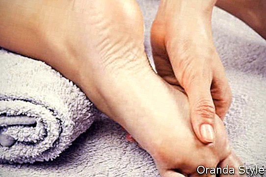 massage des pieds à la main 3