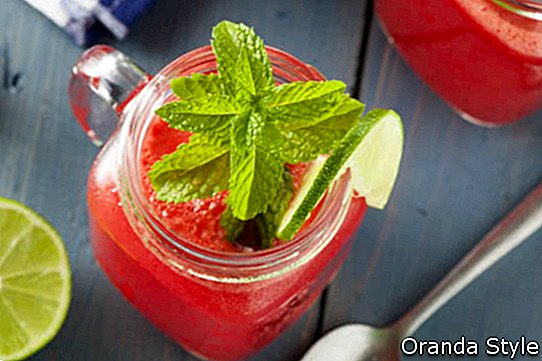 Verfrissende zelfgemaakte watermeloen Agua Fresca met limoen