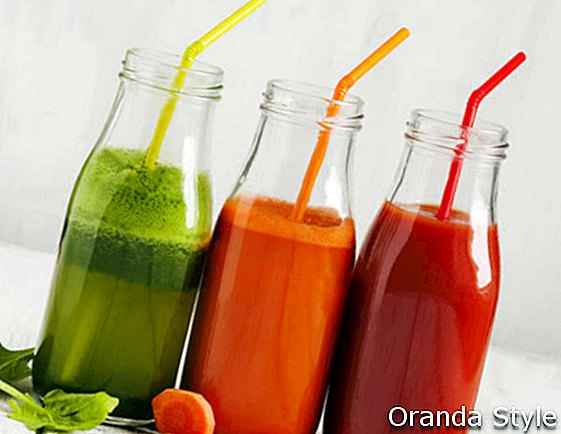 Sadje in zelenjavni sok v steklenici