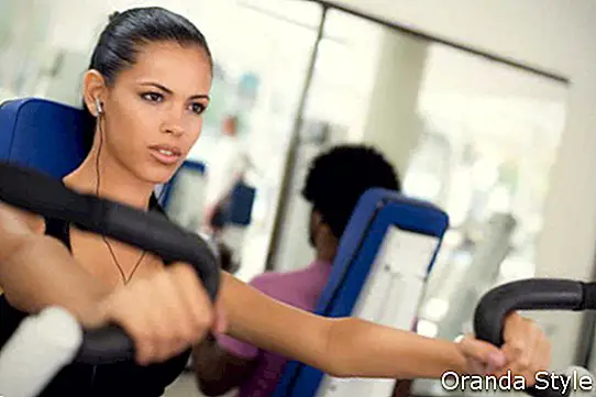 Motivirana ženska v telovadnici