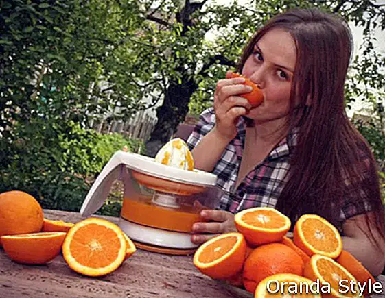 Свежий апельсиновый сок на открытом воздухе
