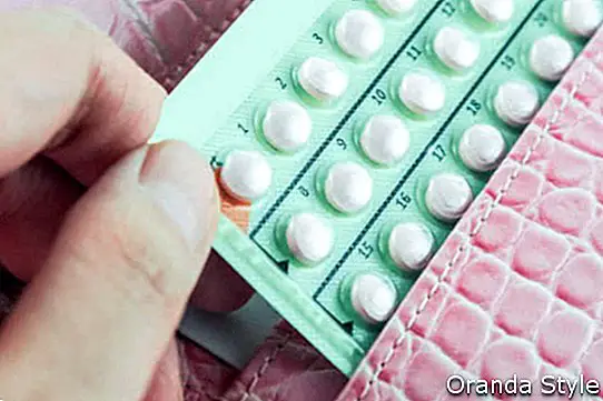p-piller i rosa kvinne