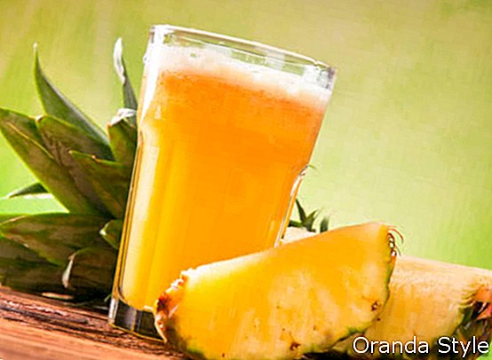Ananas frisch Saft trinken