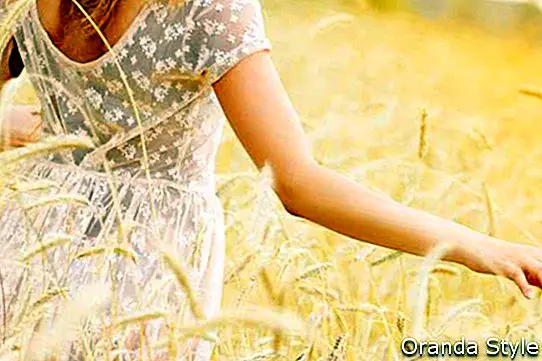Hermosa chica en un campo de trigo