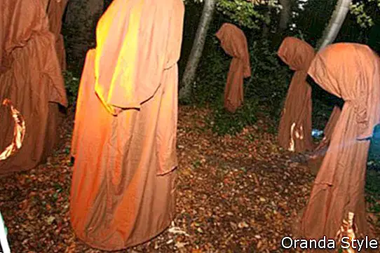 õudseid figuure metsas Halloweeni õhtul