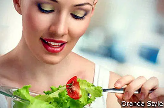 млада жена яде салата