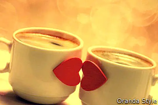 To kaffekopper med røde hjerter som kysse lepper