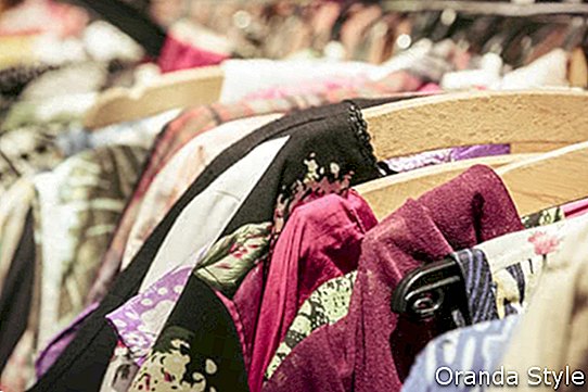 महिलाओं के कपड़े-इन-द-दुकान
