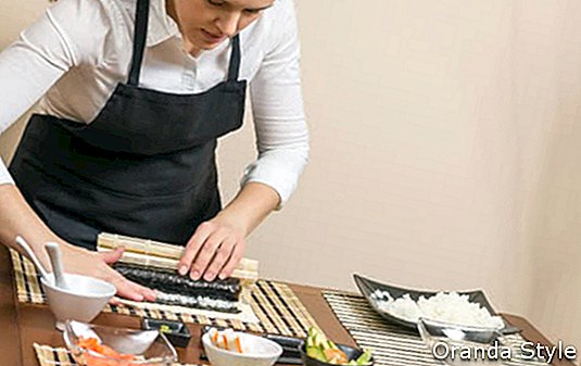wanita membuat-sushi