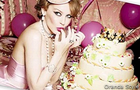 Kylie Minogue - s-narodeninovej torty