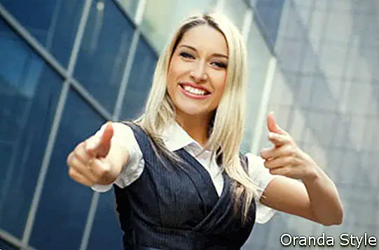 nuori onnellinen liiketoiminnan nainen yli nykyaikaisen taustan