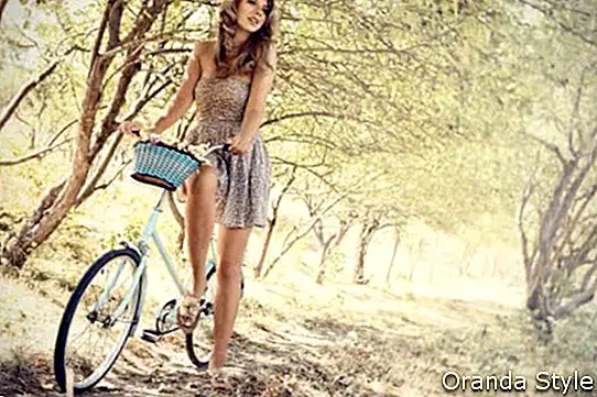 mlada žena na biciklu