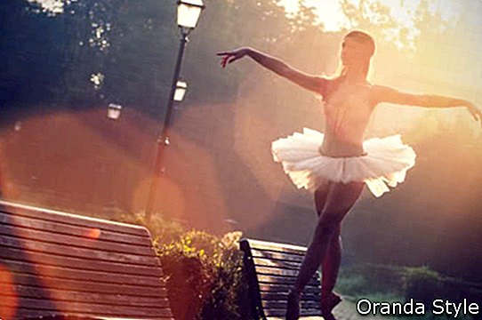 mlada lijepa balerina koja pleše na otvorenom u parku