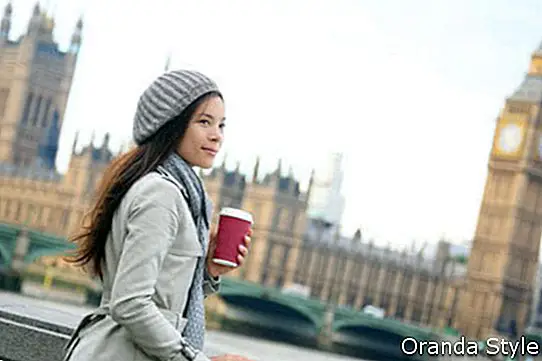 wanita minum kopi oleh Westminster Bridge
