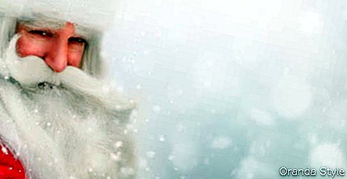 Портрет Дједа Мраза смијешећи се у сњежним падавинама
