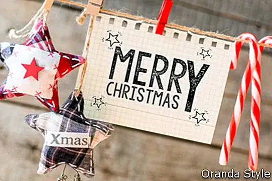 Весела Коледа надпис върху шарена хартия, прикрепена към въже