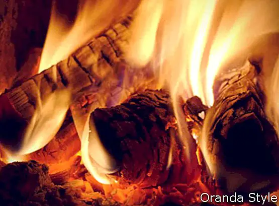 hrebeň plameňa na spaľovanie dreva v krbe