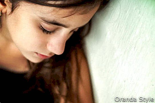 Emotionales Porträt eines traurigen Mädchens mit einer flachen Schärfentiefe