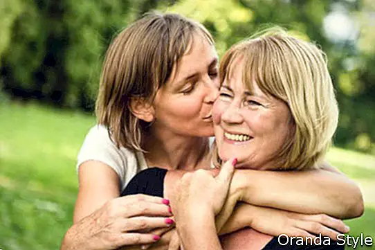 kvinne som kysser moren sin