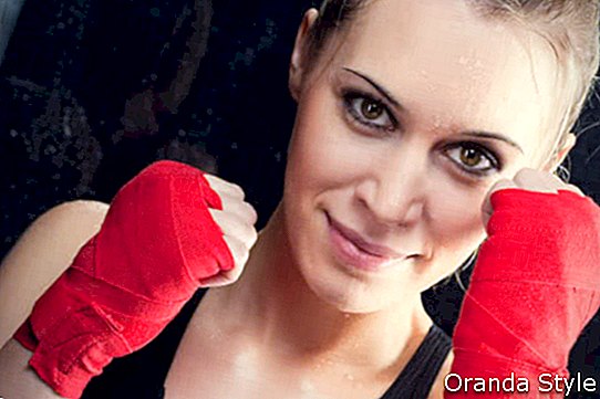 Entrenamiento de boxeo mujer rubia luchando y sudando