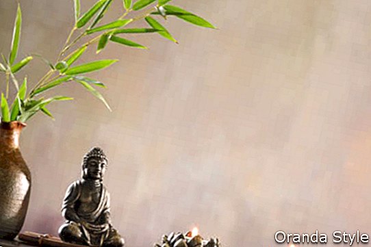 Buddha med stearinlys og bambus