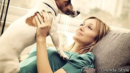 Frau in der Wohnung mit Hund