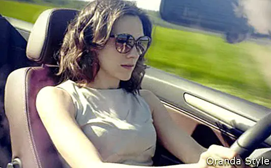 Lijepa žena koja vozi kabriolet