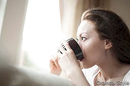 nainen juo kahvia