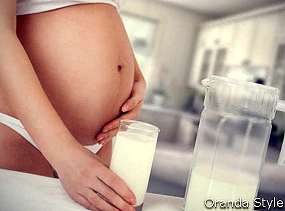 妊娠中の女性が牛乳を飲む