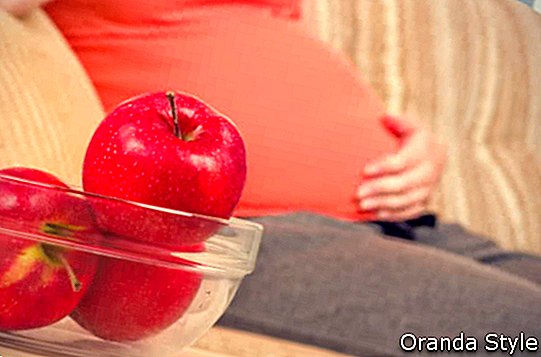 リンゴと妊娠中の女性