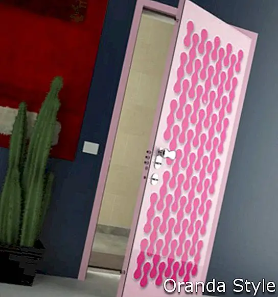 Карим-Расхид дизајнира врућа-ружичаста врата