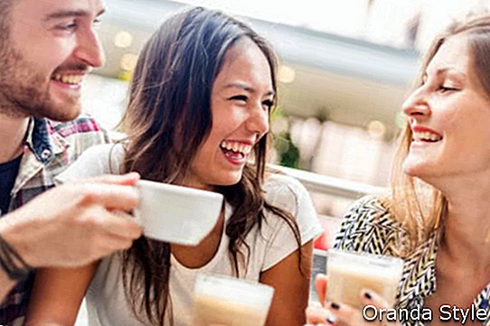 Nhóm bạn đa chủng tộc cùng nhau uống cà phê