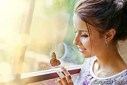 krásna žena si hrá s motýľmi