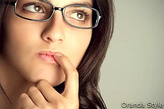 mujer con gafas pensando