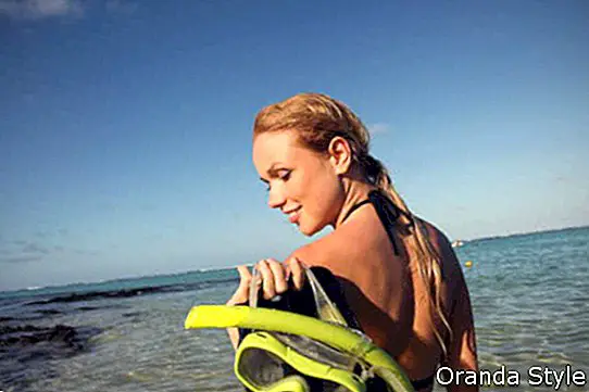 Žena izlazi iz vode nakon putovanja snorklingom